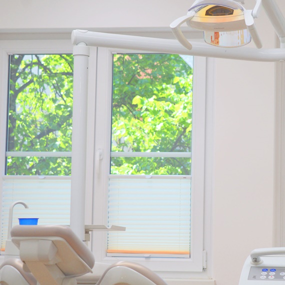 Zimmer 1 mit OP-Lampe Zahnarztpraxis Dr. Jordan in Neumarkt
