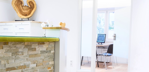 Behandlungszimmer mit Blick durch das Fenster der Zahnarztpraxis Dr. Jordan in Neumarkt