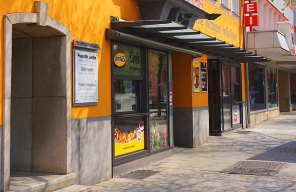 Fassade der Zahnarztpraxis Dr. Jordan in Neumarkt